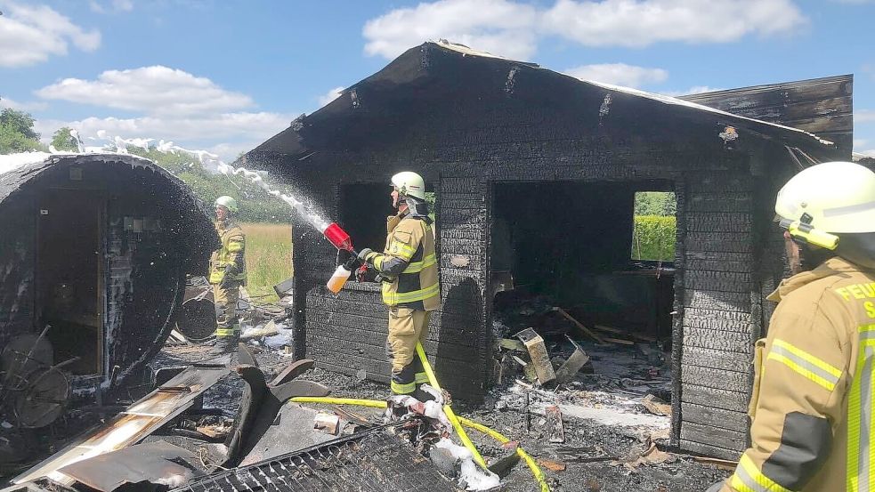 Die Gartenhütte sowie eine Fasssauna wurden durch das Feuer zerstört. Foto: Giehl/Freiwillige Feuerwehr Ramsloh