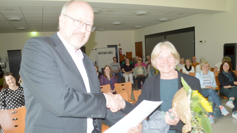 Thomas Eule (links), Dezernent der Regionalen Landesämter für Schule und Bildung, überreichte Hannchen Mustert neben einem Blumenstrauß auch die obligatorische Entlassungsurkunde. Foto: Weers