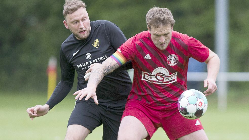Carsten Gündel (rechts) tauscht die Fußballschuhe gegen die Trainerbank in Uplengen. Foto: Doden, Emden