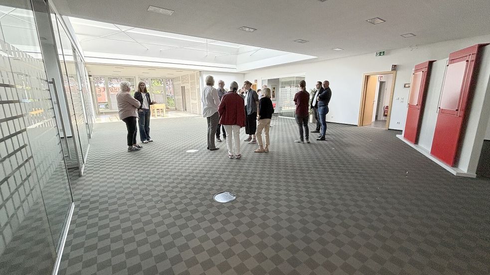 Die ehemalige Sparkassen-Filiale in Heisfelde wird für die Eichenwallschule umgestaltet. Die Mitglieder des Schulausschusses schauten sich die Räume an. Foto: Bothe