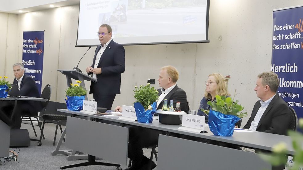 Vorstand und Aufsichtsrat der Raiffeisenbank Strücklingen-Idafehn hielten Rückschau (von links): Stefan Nowak, Ralf Lüken, Rainer Wallschlag, Heidi Kremer und Jörg Meiners. Foto: Passmann