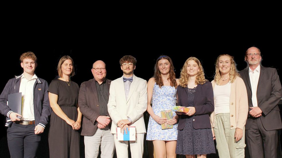 Die Jahrgangsbesten mit Ihren Tutorinnen und Tutoren. Foto: BBS Leer