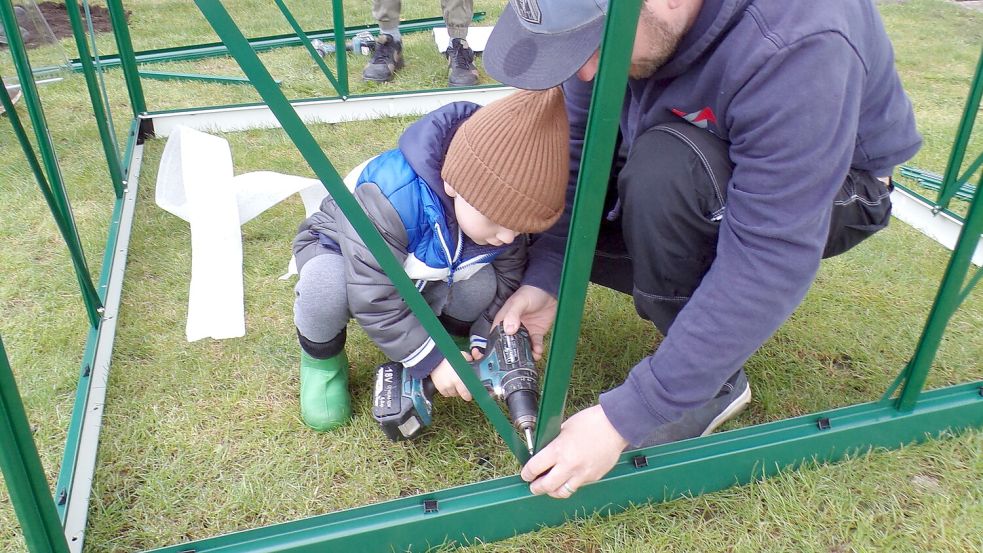 Gemeinsam wird das neue Gewächshaus der Kinderkrippe Kinderkoje in Flachsmeer aufgebaut. Foto: Kinderkoje