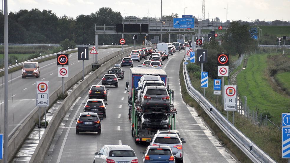Unfälle auf der Autobahn und Sperrungen des Emstunnels führen häufig zu Staus. Symbolfoto: Wolters/Archiv