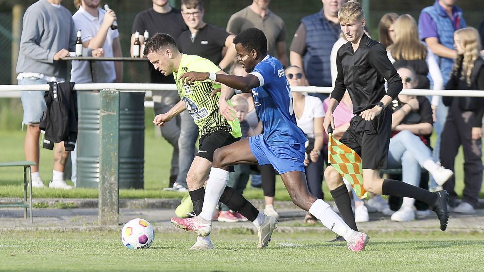 Am ersten Bezirksliga-Spieltag kommt es zum Emder Stadtderby zwischen Borssum (rechts Ryan Epie Iroegbulem) und Larrelt (links Viktor Tierbach). Foto: Doden