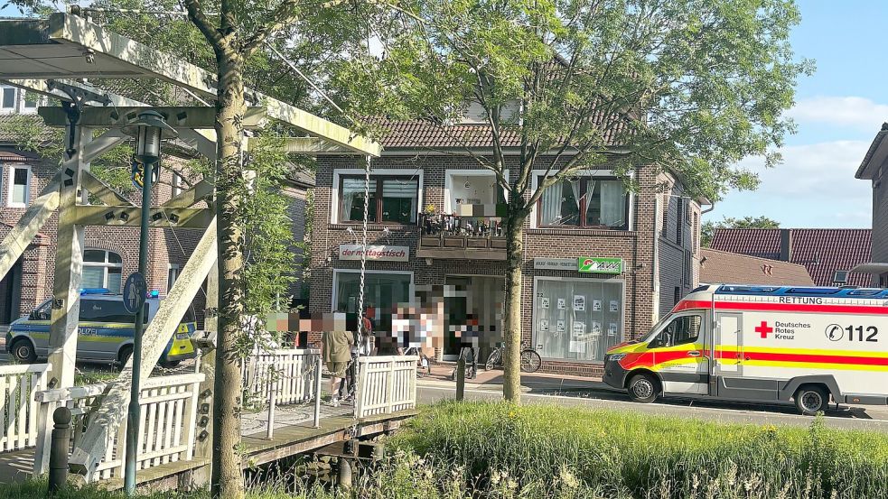 Polizei und auch ein Rettungswagen mussten am Montagabend zum Rhauderfehner Untenende ausrücken. Foto: Zein