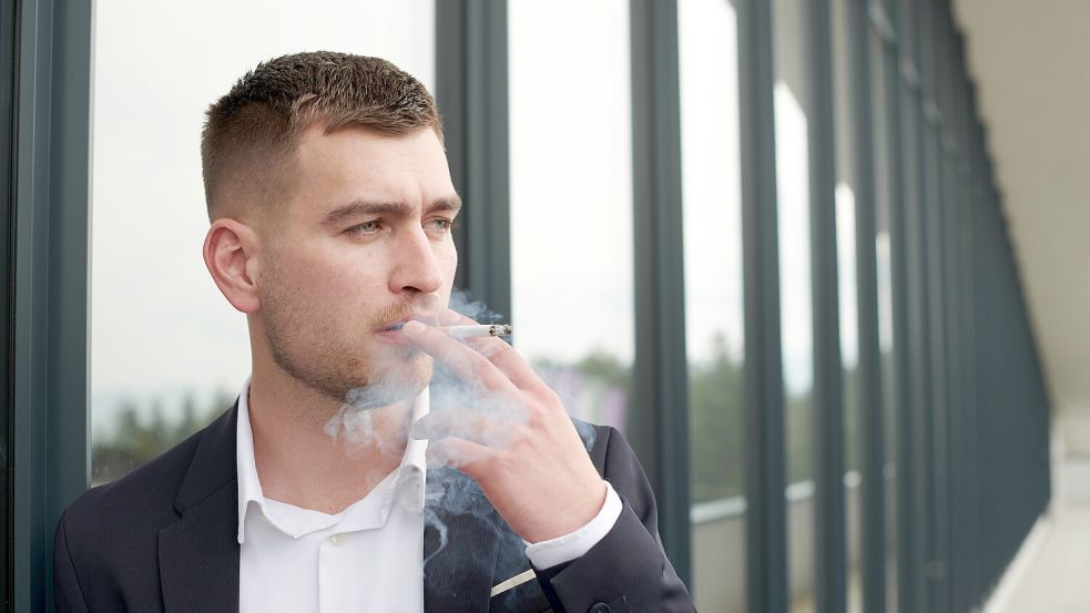 Häufig finden Raucherpausen außerhalb der regulären Pause statt. Foto: IMAGO / Zoonar