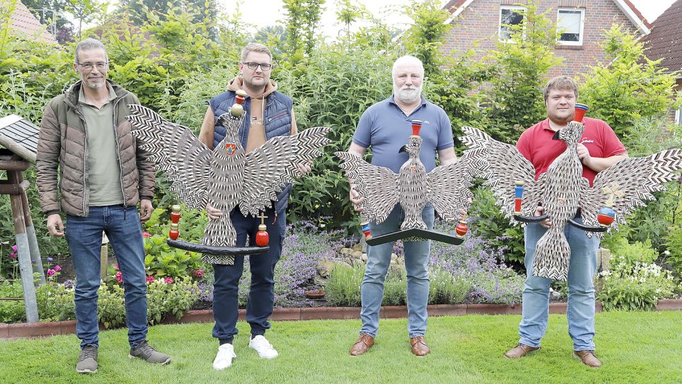 Adlerbauer Hermann Pörschke (3. von links) übergibt die Adler an den Vereinsvorsitzenden Günther Fugel (links), den amtierenden König Sascha Bruns (2. von links) und an Schriftführer Tobias Kanne (rechts). Foto: Passmann