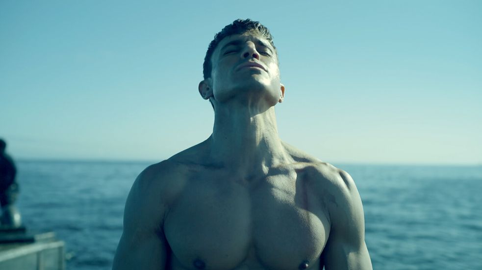 Nando (Álex González) und seine Crew sind gezwungen, mitten im Ozean einen Notstopp einzulegen, um zu verhindern, dass der Motor des U-Boots überhitzt. „Operation Marea Negra“. ZDFneo, Di., 02.07., 23.05 Uhr und ab Mittwoch in der ZDF Mediathek. Foto: ZDF und Tommie Ferreras AEC.