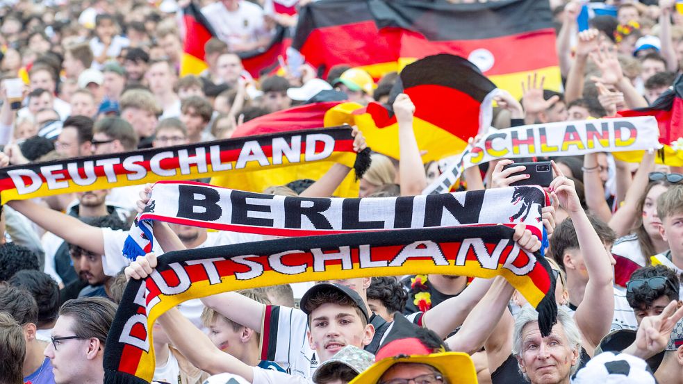 EM 2024: Berlin ist mit Fußballfans so vollgestopft, dass man der Weg zum überteuerten Döner doppelt so lang dauert. Foto: dpa