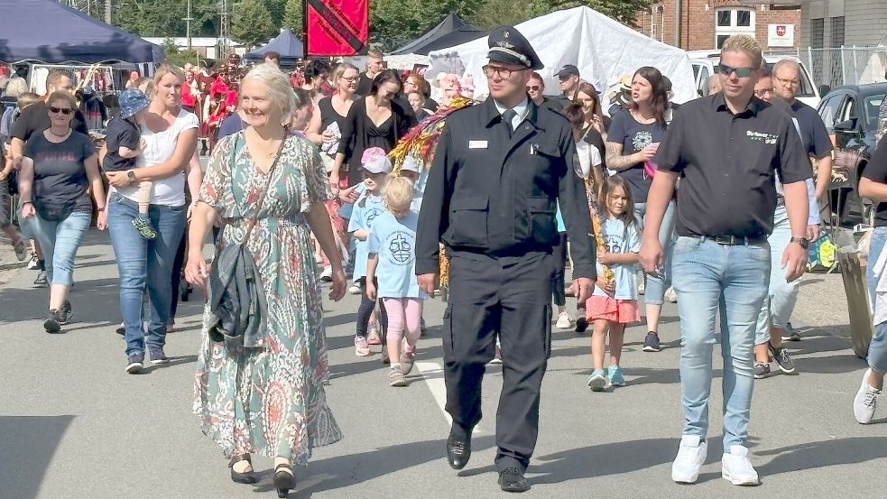 Angeführt von den Marktmeistern Silke Kuhlemann (links) und Holger Schütte (rechts) zogen die Ehrengäste vom Wohnhaus des Ortsbürgermeisters Beene Oldigs zum Markt. Foto: Zein