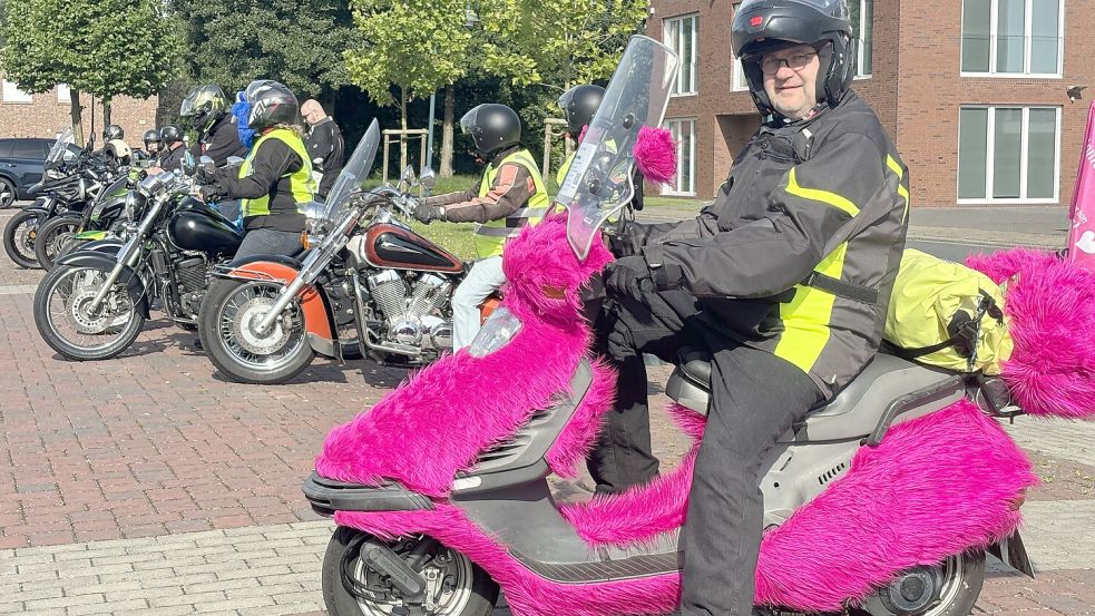 Mit seinem Plüsch-Roller „Tiffy“ ist der Rhauderfehner Alexander Sänger am Samstagvormittag zu seiner elftägigen Deutschland-Tour gestartet. Fotos: Zein