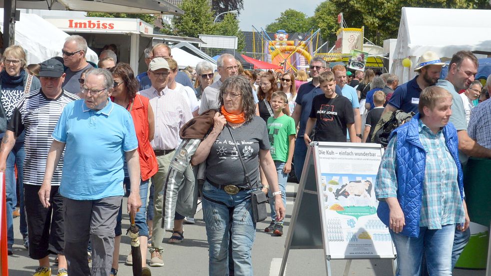Viel los war am Sonntagnachmittag auf dem Festplatz beim Bottermarkt in Ihrhove. Foto: Weers