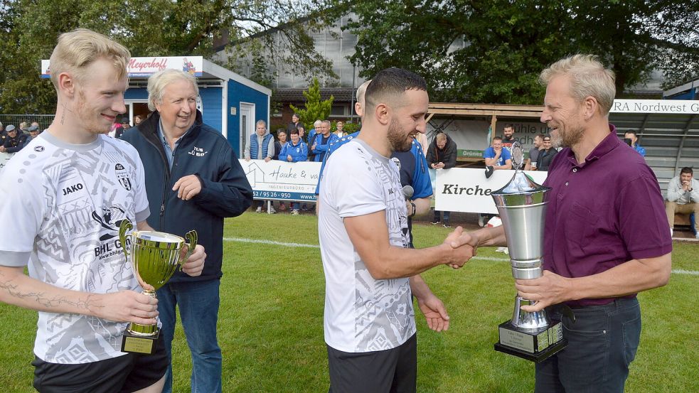 Im Vorjahr durfte sich die SG Collinghorst/Rajen über den Siegerpokal freuen. Foto: Weers