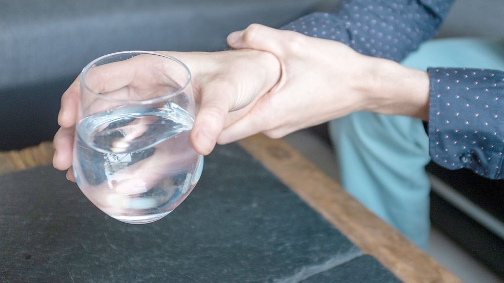 Zitternde Hände gehören zu den typischen Symptomen von Parkinson. Foto: dpa/ Laura Ludwig