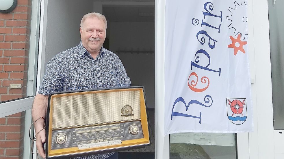 Theo Watermann trägt einen Schatz auf Händen: Das Radio Baujahr 1955 wurde im Repair-Café wieder ans Laufen gebracht. Fotos: Scherzer