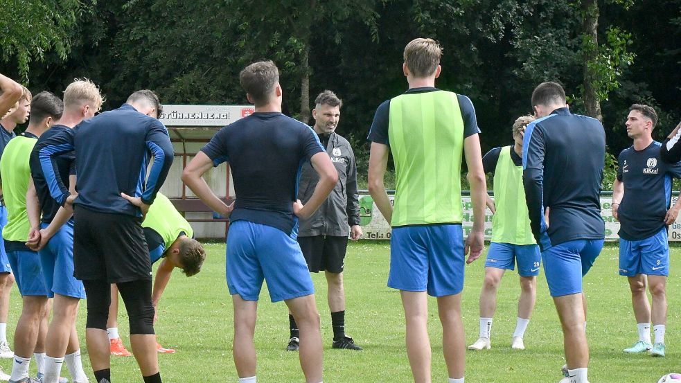 Zwischen den Trainingseinheiten in Rhauderfehn gibt es für die Mannschaft kurze Spielbesprechungen. Foto: Scherzer