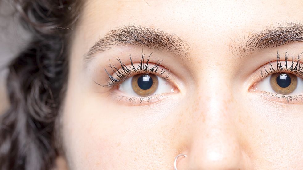 „Schau mir in die Augen, Kleines“ – die Augenpartie kann wichtige Anzeichen dafür liefern, ob sich zu viele Fette im Blut befinden. Foto: IMAGO/Depositphotos