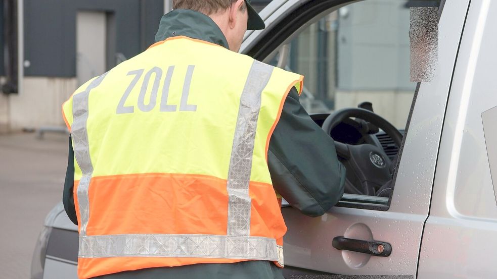 Mehrere Zollbeamte hatten im Mai 2024 ein wachsames Auge auf die Aussteller beim Riesenflohmarkt in Elisabethfehn. Foto: Wilken