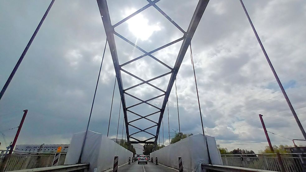 Die Emsbrücke bei der Meyer-Werft ist derzeit halbseitig gesperrt. Foto: Vogt/Archiv