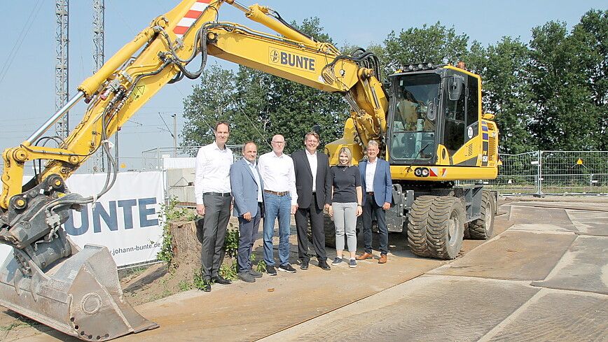 Kreisbaurat Dr. Michael Kiehl, Hermann Wessels, 1. Stadtrat Papenburg, Detlev Thieke, Fachbereichsleiter Straßenbau beim Landkreis Emsland, Landrat Marc-André Burgdorf, Bürgermeisterin Vanessa Gattung (Stadt Papenburg) und Heinz Walker, Geschäftsbereichsleiter Bauen bei der Stadt Papenburg, nahmen die Baustelle zur Verlegung der K 158 in Augenschein. Foto: Landkreis Emsland