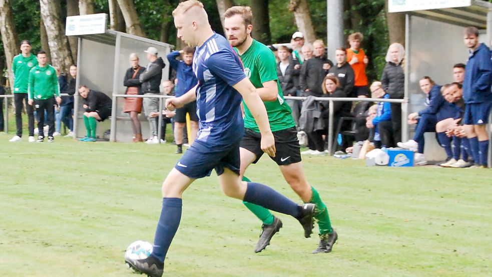 Fresena Ihren, am Ball Marcel Harders, gewann das Auftaktspiel gegen Völlenerkönigsfehn deutlich mit 7:3. Fotos: Reemts