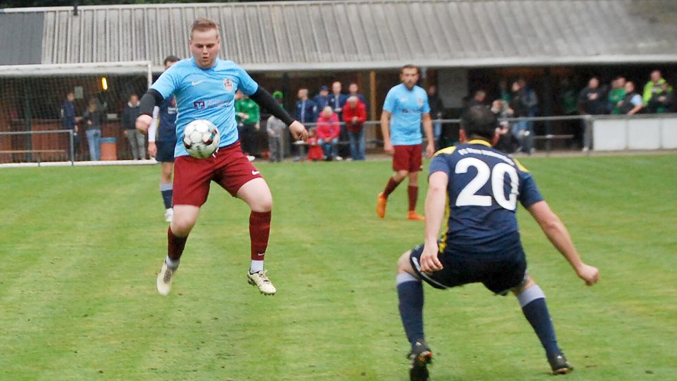 Die SG Westoverledingen, am Ball Karsten Schulte, gewann gegen Stern Völlenerfehn mit 7:0. Fotos: Reemts