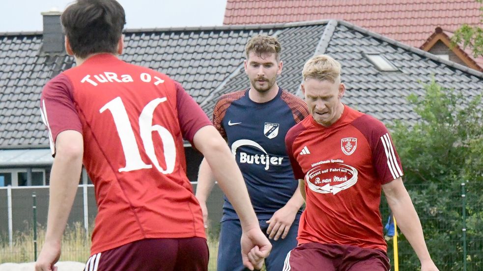 Neels Schulz (Mitte) traf gegen seinen Ex-Club.