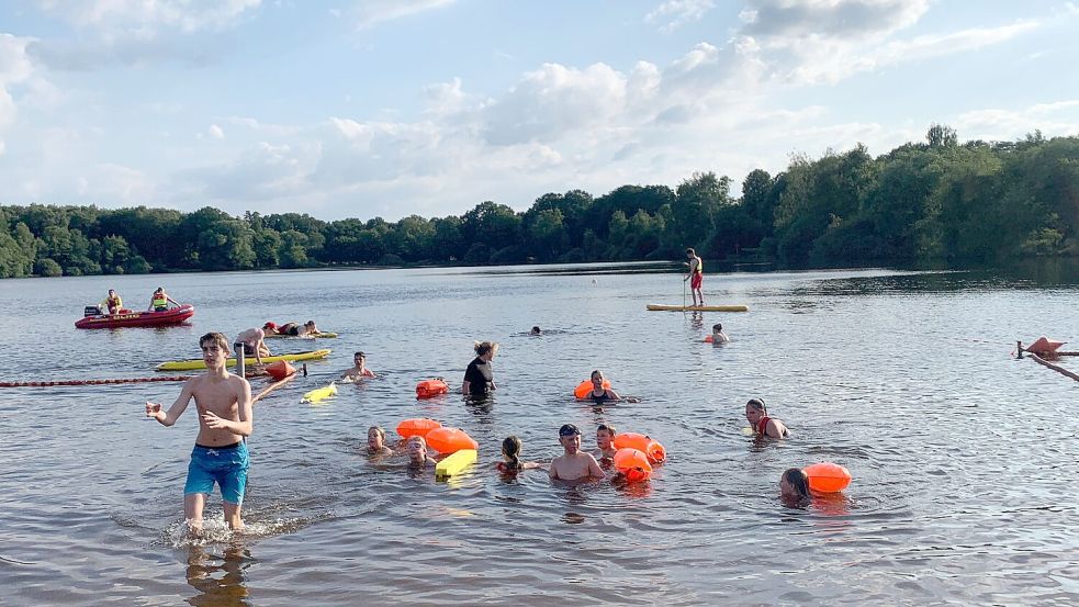 Gut angenommen wurde das erste Training im Hollener See. Foto: Anke Schütte/DLRG Saterland