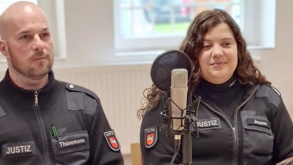 Jessica und Sebastian machen aktuell ihre Ausbildung zu Justizvollzugsfachwirten. Foto: Menke/JVA Meppen