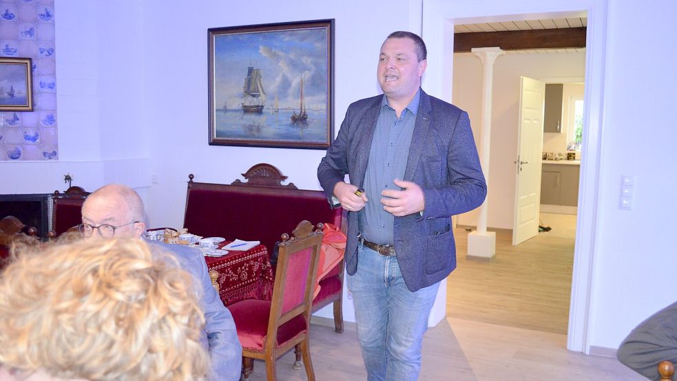 Museumsleiter Markus Neumann gab einen Einblick in die Ortsgeschichte Rhauderfehns, die ebenfalls viel mit dem Teamgeist zu tun hat, den die Fußball-Regionalligisten aus Meppen in ihrem Trainingslager vertiefen. Foto: Fertig