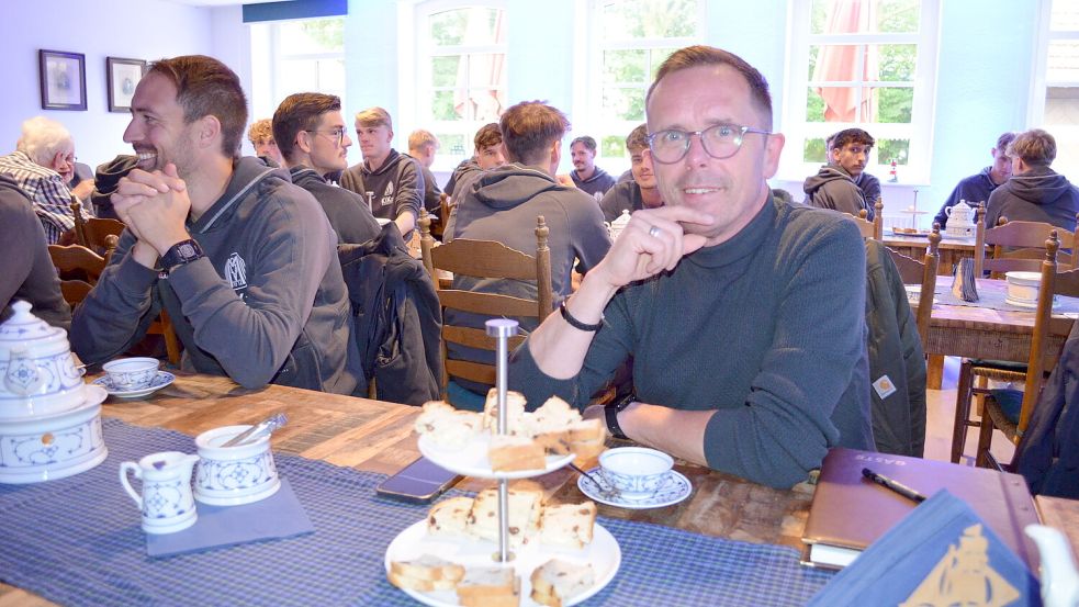 Rainer Bron ist seit November 2023 beim Fußball-Regionalligisten SV Meppen im Bereich Vertrieb/Marketing tätig. Er nahm an der Teezeremonie für die 1. Herrenmannschaft des Vereins teil. Der 56-Jährige ist Rhauderfehner und sitzt für die Gruppe "Unser Rhauderfehn" im Gemeinderat. Foto: Fertig