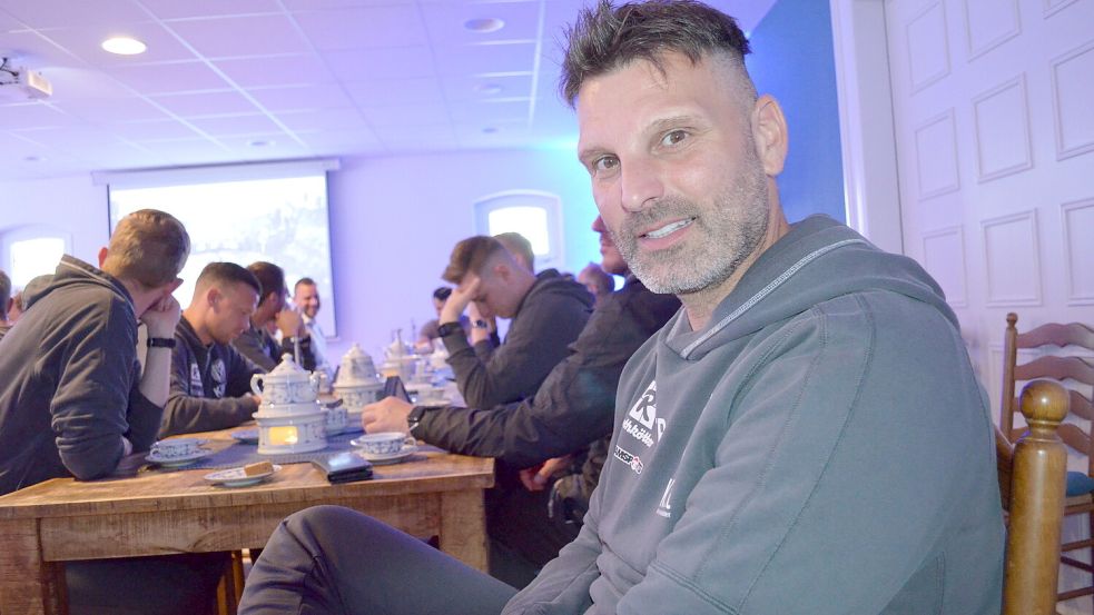 Während des fünftägigen Trainingslagers in Rhauderfehn vermittelt der Trainer der 1. Herrenmannschaft des SV Meppen, Adrian Alipour (vorne), den rund 30 Kickern die Spielphilosophie des Vereins. Es gehe, sagt Alipour, um "intensiven und leidenschaftlichen Fußball, bei dem die Zuschauer jederzeit den Willen erkennen zu gewinnen." Foto: Fertig