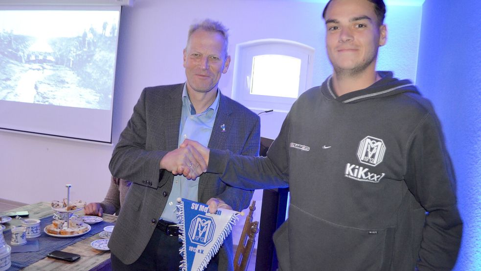 Rhauderfehns Bürgermeister Geert Müller (links) beim Handschlag mit dem Kapitän der 1. Herren des SV Meppen, Jonas Fedl, der ihm einen Wimpel seines Vereins überreichte. Foto: Fertig