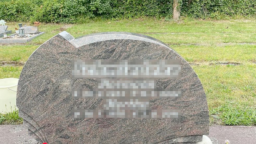 Die Schrift auf dem Grabstein ist so angeordnet, dass links Platz für die Rosen ist. Die sind nun fort – gestohlen. Foto: privat