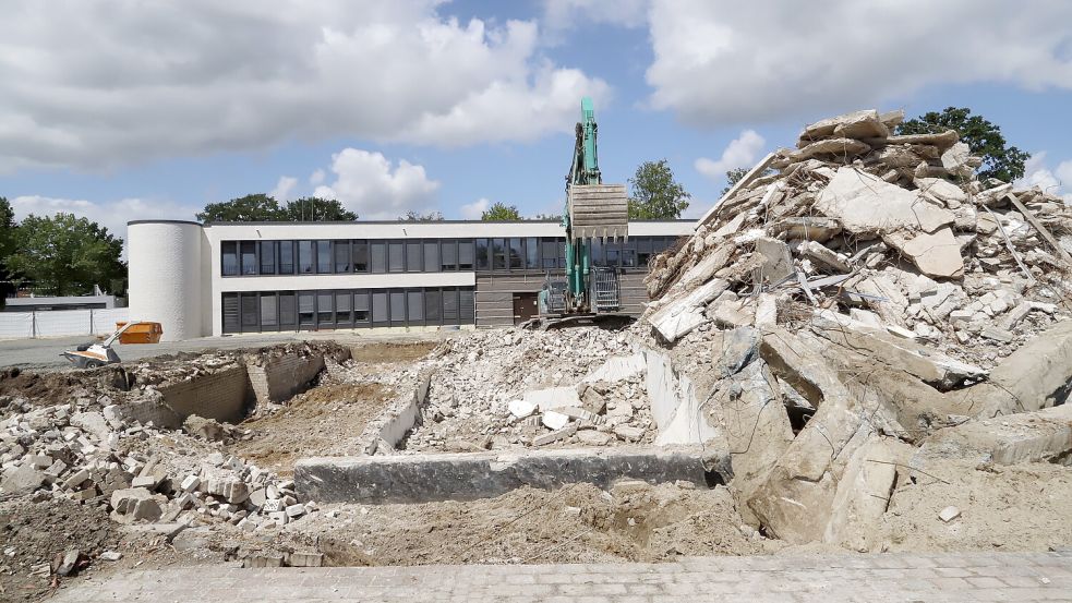 Nur noch Schutt ist übrigen vom alten Rathaus der Gemeinde Barßel, das 55 Jahre lang den Theodor-Klinker-Platz geprägt hatte. Die Verwaltung arbeitet jetzt in dem benachbarten Neubau. Dort war sie Ende Mai eingezogen. Foto: Passmann