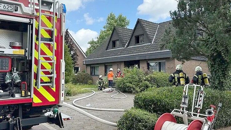 Aus den Fenstern des Obergeschosses entwich schwarzer Rauch, der von den Bauarbeitern einer benachbarten Baustelle entdeckt wurde. Foto: Feuerwehr/Samtgemeinde Sögel