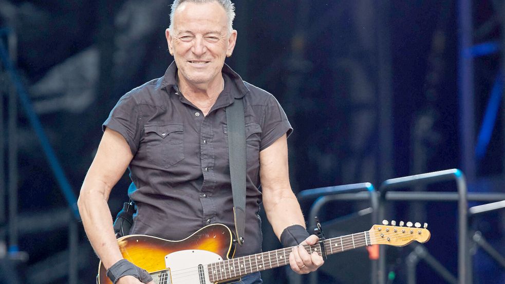 Bruce Springsteen gibt am Freitag in Hannover ein Konzert. Zeitgleich spielt die deutsche Fußball-Nationalmannschaft im EM-Viertelfinale gegen Spanien. Foto: dpa/Georg Wendt