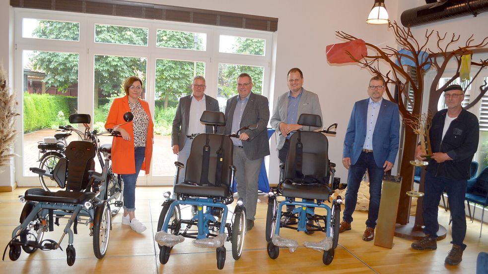 Auch dank großzügiger Spenden der Volksbank Westrhauderfehn und der Raiffeisenbank Flachsmeer konnten die Projekte des Rotary Club Overledingen-Rhauderfehn, die Metallskulptur „binannerstahn“ sowie die drei E-Bike-Rollstuhlfahrräder, in die Tat umgesetzt werden. Das Foto zeigt (von links): Erika Pahl, Christoph Leßnig, Rainer Helmers, Markus Hanekamp, Andreas Jansen (Präsident Rotary Club Overledingen-Rhauderfehn) sowie Metall-Designer Alfred Bullermann. Foto: Weers