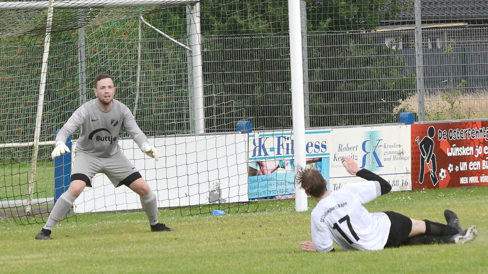 Holtes Keeper Jonas_Follrichs - hier gegen Erko Müller, hielt den entscheidenden Elfmeter.