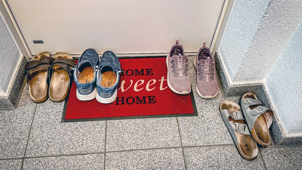 Schuhe im Treppenhaus können vor allem für Mitbewohner zum Ärgernis werden. Foto: IMAGO/Jürgen Ritter