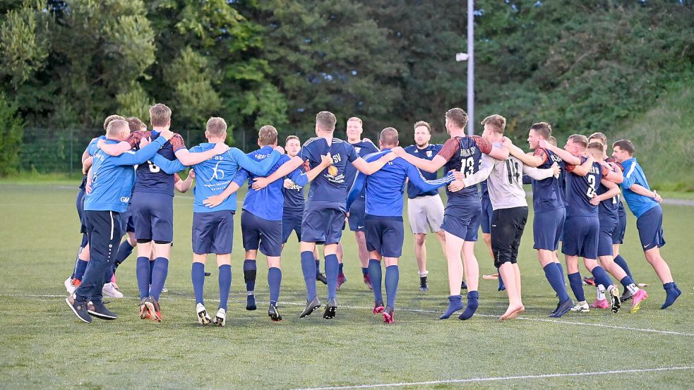 Groß war der Jubel beim Holter SV nach dem überraschenden Viertelfinaleinzug beim Ostfriesland-Cup. Fotos: Steenhoff