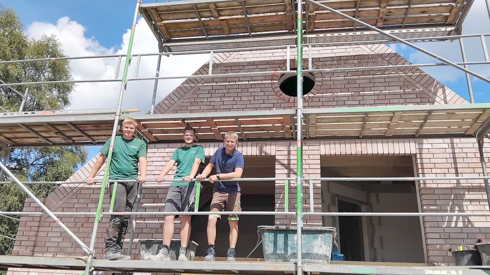 Erke Gruben (von links), Hannes Stellamanns und Ausbilder Simon Follrichs sind stolz über die Auszeichnung. Foto: Scherzer
