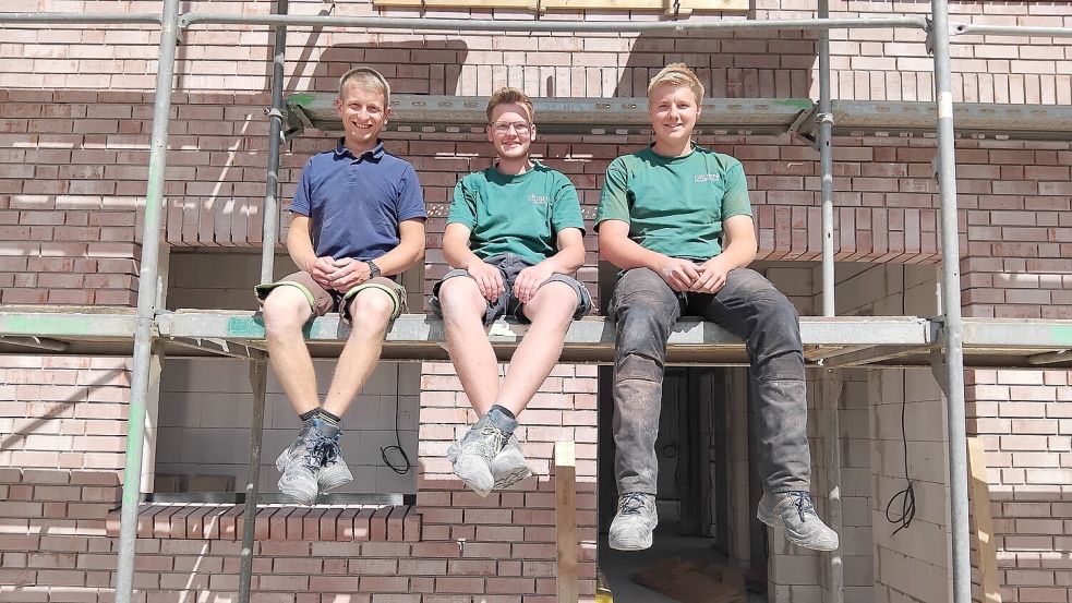 Der Ausbilder Simon Follrichs mit Hannes Stellamanns und Erke Gruben an einer ihrer Arbeitsstellen. Foto: Scherzer