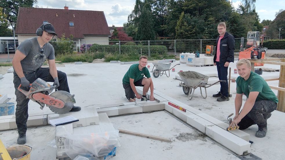Der Praktikant Sören Folkers (von links) ist neu im Team mit Hannes Stellamanns, Dirk Gruben und Erke Gruben. Foto: Scherzer