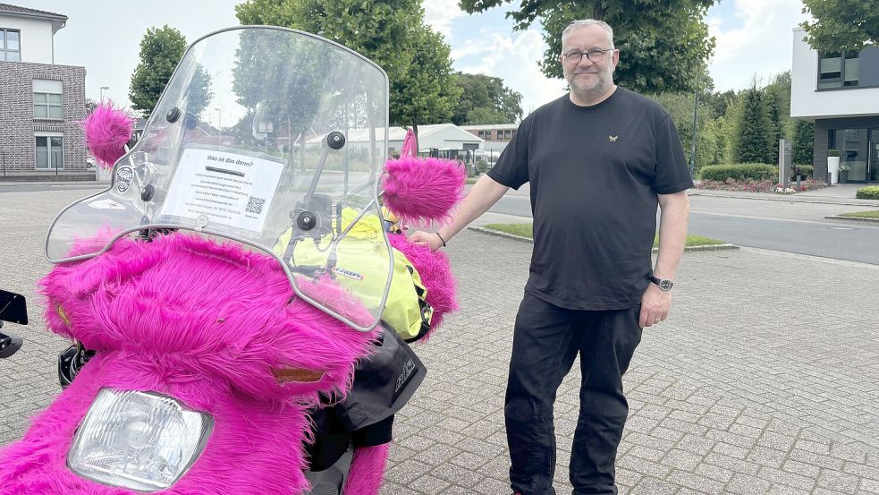 Alexander Sänger ist mit seinem rosa Plüsch-Roller „Tiffy“ nach seiner Spendentour durch Deutschland wieder zurück in Westrhauderfehn. Foto: Spindler