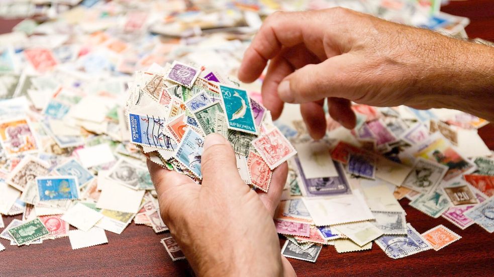 Immer weniger Menschen interessieren sich für Briefmarken. Foto: Imago/Jefferee Woo