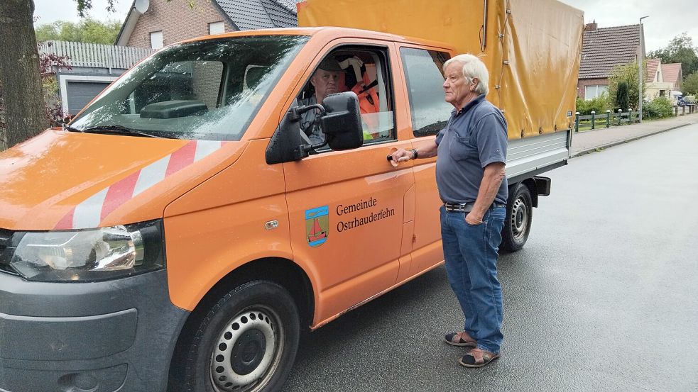 Weder die Gemeinde Ostrhauderfehn, noch die Polizei und der Landkreis Leer sahen sich verantwortlich für die Bergung der Tonnen. Foto: Scherzer
