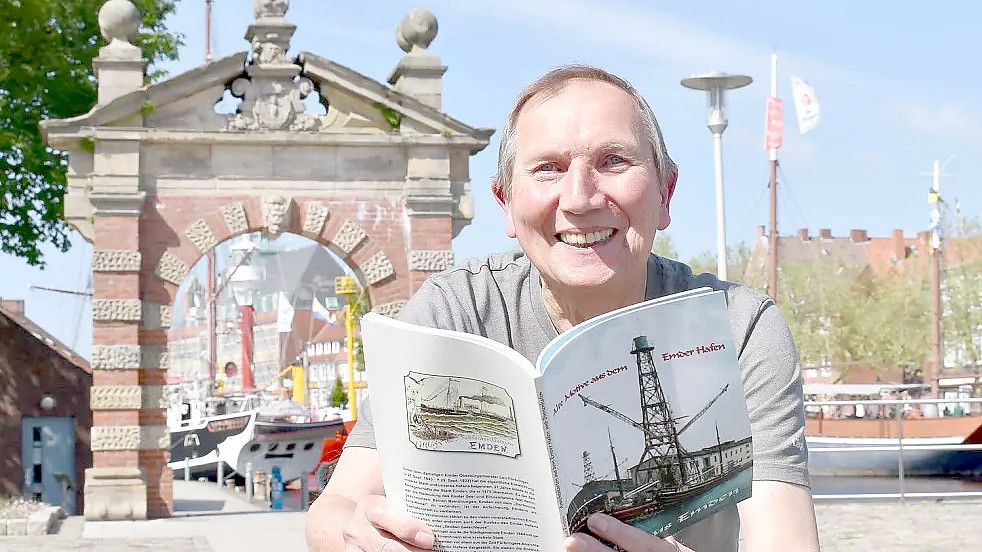 Alfred Schmidt beschäftigt sich in seinen Büchern und Magazinen mit der Emder Geschichte. Foto: Hanssen/Archiv