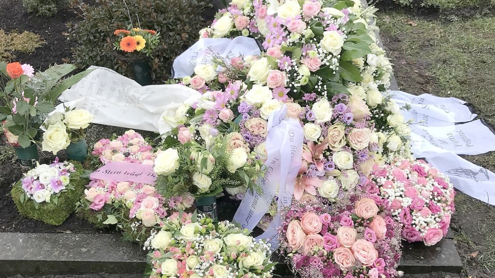 Viele Blumen schmückten das Grab von Marlene am Tag ihrer Beerdigung. Foto: privat